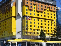 旧ホテル・ホリデイ・イン（現ホテル・ホリデイ）

1984年のサラエボ五輪の際に建てられ、内戦中も最後まで営業していて、各国からのジャーナリストたちが宿泊していたここで有名なホテル。

ちょうど黄色のトラムが通り過ぎいい感じ。