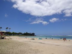 今日はアラモアナビーチへ。ビーチの幅が広くて開放的！
海の青さは昨日のワイマナロには敵わないけど波がないから遊びやすそう。

お気づきかもしれませんが、うちはハワイに来ても買い物には行きません。服や靴選ぶのに何時間もかける性質なので、海外で買い物行ったら夜になってしまうからです。なので今回の旅もただ子供と水遊びするだけです。
ほんとはハワイー買い物=グアムで充分なんですよねー。わかってるんだけどまた来ちゃった。