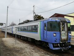 愛の無い（相内）で遅れている特急と交換