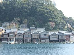 港湾クルーズ船から見られる伊根の舟屋群です。現在は、小型船を入れていて昔は漁船を入れて、そこから漁に出ていたとのことです。