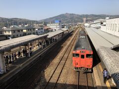 三次駅到着、10:02出発の列車に9:00でこの行列
立ったままロクに景色も見れず片道4時間を過ごすくらいなら自転車で自走したほうがマシと判断