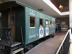 帰るときに電車を使うかもしれないので、ソレント駅まで来ました。駅前にこんな車両が展示されていました。駅は小さいです。