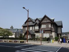 駅前の「旧門司三井倶楽部」内の観光案内所でガイドマップを頂きました。