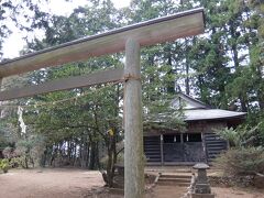 【15:58】金毘羅神社に到着。
広場になっていて屋根つきのベンチやトイレもあり、桜が満開でお花見にはちょうどい感じでした。(ひとけはありませんでしたが…)