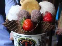 台中は、私が以前勤めていた文具メーカーの取引先の会社のJoyとGraceが、社用車で案内してくれました。最初に連れてってくれたのが駅に近い宮原眼科。駅から徒歩ですぐです。やはり行列、そして高い！（ごちそうしてもらったけど・・・）そりゃインスタジェニックだけど、アイスに1200円ですか！アイス自体の味はあっさり。なんかおまけ？でついてたライチ味が一番おいしかった。