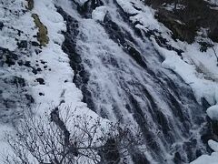 オシンコシンの滝は凍ってなく