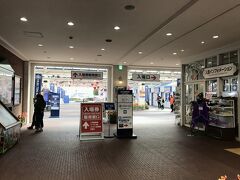 さー、いよいよハウステンボスへ♪
今回はベビーカー持参。うちの娘は歩かない子豚ちゃんなので。。。（爆）
普通のベビーカーと1000円出せばエアバギーのレンタルがありました。パーク内、ヨーロッパと同じで石畳で道ががたっがたなので、エアバギーがあるの納得。
日本メーカーのA型はおススメしないです（笑）。