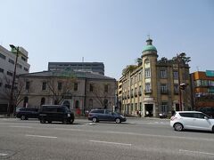下関にもレトロな建物。右は旧秋田商会ビル、左は下関南部町郵便局。