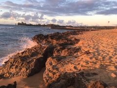 ひとしきり泳いだ後、サンセットを見にHaleiwa Alii Beach Parkに移動します。ここは波が強く、たくさんのサーファーの方が日没までサーフィンを楽しんでいました。
