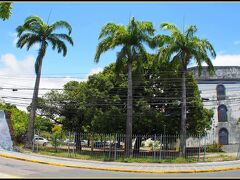 【Casa da Cultura 文化の家】

こんもりと木に隠れた怪しい建物発見....

住所：Rua Floriano Peixoto, s/nº - Santo Antonio Recife - PE 