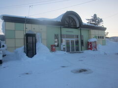 和寒駅に到着。
流石に、駅前はこまめに除雪されていますね( ´∀｀ )。