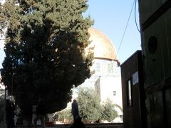 エルサレムのシンボルと言われている岩のドーム。預言者ムハンマドが天使を従え昇天したと言われる場所。神殿の丘中心にありイスラム教徒以外は入れませんでした。