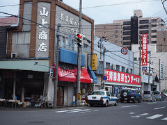 青森では釧路の勝手丼みたいなシステムの丼があるというのを
結構前から知っていたんですがどうせぼったくり値だろうと思い
今まで行ったことがなかったんですどうも安いみたいなので行ってみることにしました
駅前のAUGA地下かと思ったら駅から少し離れたところにありました