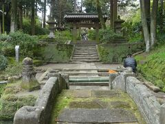 浄智寺

鎌倉五山の第四位。
鎌倉幕府北条時頼の3男宗政の菩提を弔うために、弘安6年（1283年）に創建された。
東慶寺から南へすぐの所。