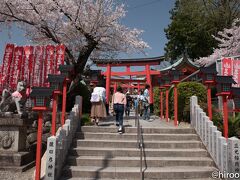 隣の三光稲荷を経て犬山城に向かいます。