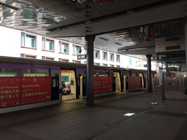 桃園国際空港から台北駅までは空港快速で35分のはずが、きた電車に乗ってしまい気づいたら各停で30分近く、、台北駅はまだ遠く、、途中で快速に乗り換えました。