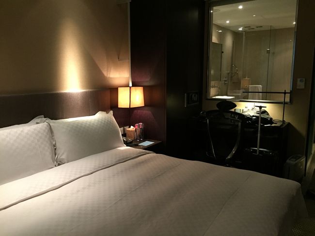 中山駅すぐのホテルにcheckin。利便性が良く街中にしては快適。フロントの方もにこやかでした。部屋はこじんまりと清潔感があって忙しく滞在する旅行者にはちょうど良かったです！<br />フロントの奥にはドリンクやデザートのサービスがあり、散策途中で一度ホテルに戻って休憩もできました。あえて言うなら駅から地上に出るエスカレーターが近くに欲しいところかな。