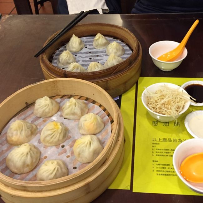 杭州小籠包店。中生記念堂の裏にあります。<br />ガイドブックにも載っているリーズナブルな有名店。お客さんも日本人が多かったな。調味料を自分で取りに行くシステムで生姜を山盛り持ってきたけど、辛くなく美味しかったです。破れそうなくらい薄皮ですが中身がジューシーで味サイコー！<br />1発目の小籠包、、美味しかった～