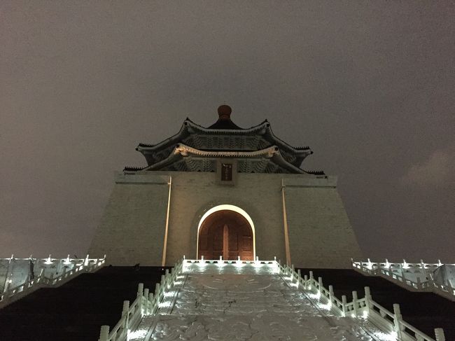 中正紀念堂。過去に来た時は昼間でしたが、夜のライトアップも建物を余計に大きく見せて迫力を感じた。あの広場めっちゃ広かった～