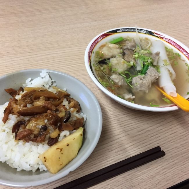 左が魯肉飯。メニューが良くわからなかったけど、とりあえず肉団子のスープも頼みました。安くて旨い！日本でいう牛丼屋みたいなものかな。お腹を空かせてガツガツ食べたい！少し甘い、そしてスパイスの香りと懐かしい異国の味。美味しかったー