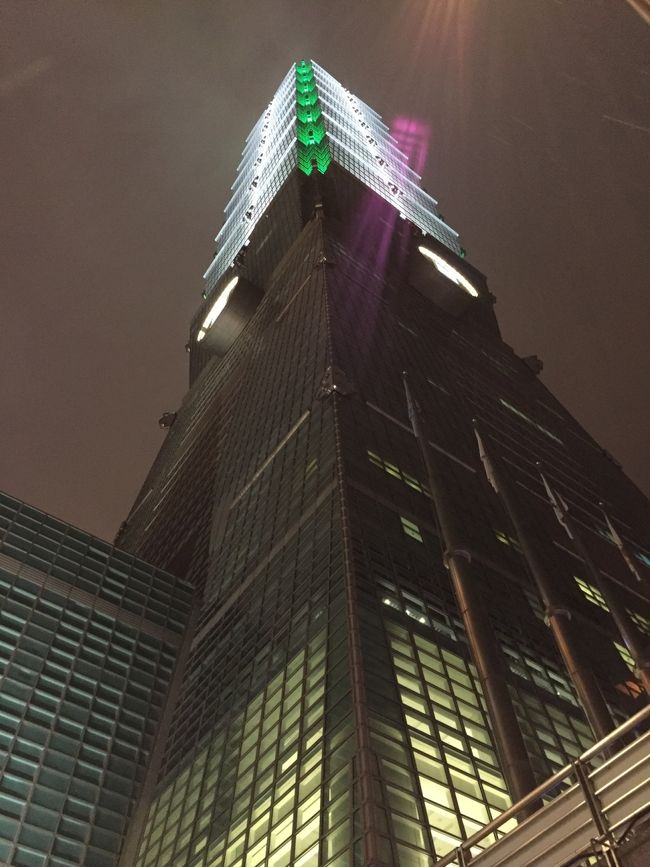 台北101。小雨が降っていたので上には登らず。
