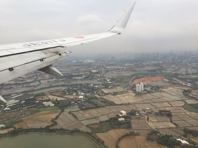 台湾桃園国際空港に到着。現地時間で15:30。<br />この日の天気はそんなに良くなく、霧雨が常に降っていました。