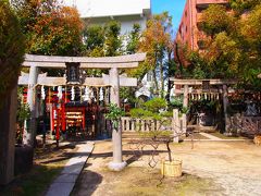 奥に進むと厳島神社、新山稲荷神社、万慶稲荷神社と並んでおりました。