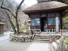 　それから「日向見薬師堂」(  http://shimaonsen.com/appeal/history/jinja#1  )に到着。

   温泉街の一番奥の方にありとても静かな所でした。