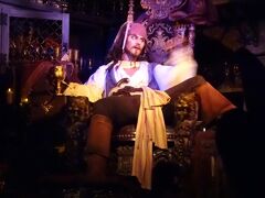 プリンセスを見られて満足な娘たち。
人が流れてくる前に、最後のアトラクション。カリブの海賊へ。待ち時間ゼロでした。