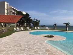 夕方ホテルに一度戻ってきました。

夕食時間まではのんびり過ごします。
朝だけしか見てなかったホテル内を散策します。

オフシーズンのせいか人もほとんどいなくてのんびりできます。
きっと夏休みなんかは混雑するのでしょうね。