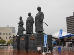 こうち旅広場の土佐三志士像がお出迎え。