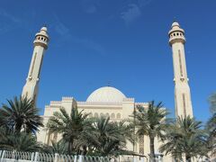 まずはグランドモスクから。
バーレーン最大のモスク
世界最大級の繊維ガラスでできたドームで一度に7000人を収容出来ます。