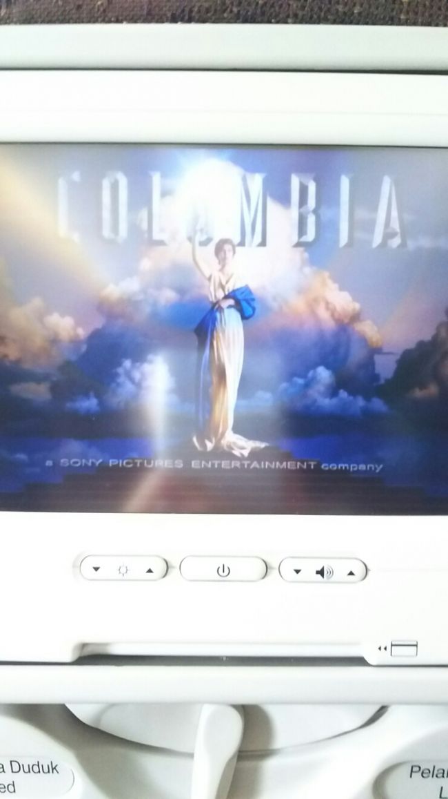 ガルーダインドネシア航空はエコノミークラスでも<br />テレビ画面がついているので助かります。<br /><br />早速映画をチェック。<br /><br />残念ながらリメンバーミーはなかったので<br />ホリディを見ました。<br /><br />キャメロン・ディアスが好き。