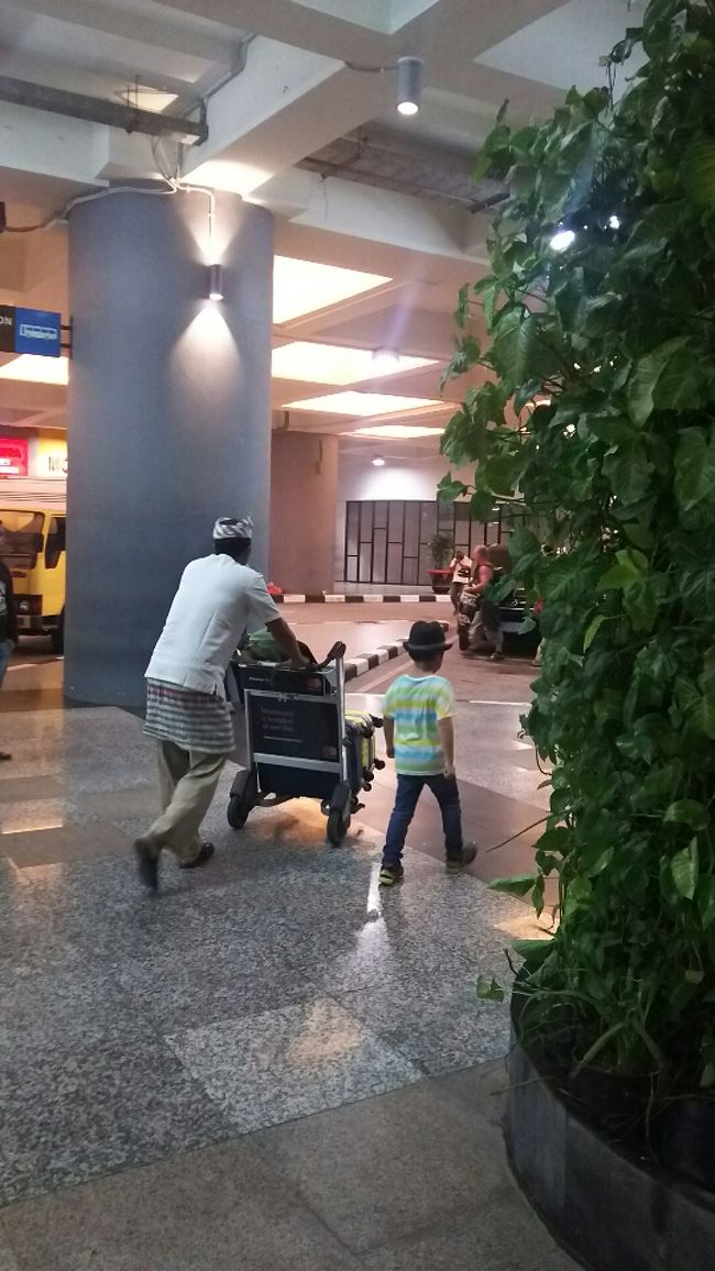 荷物を受け取り、出口を出ると、お迎えの人々。<br /><br />中から宿泊先の名前が書かれた看板を見つけ、ご挨拶。<br /><br />息子はさっさとその人と話しながら駐車場へ。<br />言語が異なっても交流できるのは子供の能力ですね。<br /><br />スーツケースを車に積み込んで、<br />お水をおしぼりを受け取ります。<br /><br />懐かしのＡＱＵＡをいちいち喜ぶ自分でした。<br /><br />空港周辺は渋滞していたものの、特に問題もなく宿泊先に到着。<br /><br />宿泊先はスミニャックのヴィラです。<br />以前はザ・ヴィラズバリ＆ホテルという名前でしたが<br />現在はインピアナヴィラに変名。<br /><br />宿泊内容は何も変わりません。<br /><br />予約はＨＰから直接しました。<br />期間限定スーパーセールで２ベッドルームヴィラ<br />３泊ＵＳ600だったと思いますが、<br />20％のタックスとホテルの為替レートがあるので<br />結果９万ほど。<br /><br />朝食、空港送迎込みです。<br /><br />それから予約画面の内容で、期間限定の内容に<br />「レストランでの朝食」とあったので、<br />ヴィラでの朝食は不可かと思い問い合わせましたが<br />こちらは追加料金なしで両方選択可能でした。<br /><br />他にもフィンズビーチクラブ入場も宿泊に含まれていましたが<br />送迎はしていないそうです。<br /><br />とにかく少しでも気になる点は、出発前にメールで<br />問い合わせましたが、数日で返事をもらえました。