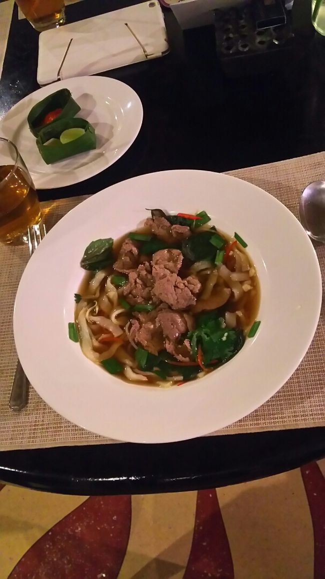 ヴィラに到着した頃はすでに夜。<br /><br />ひとまずレセプションで簡単な確認をします。<br />以前と変わった点と言えば、ウエルカムドリンクを<br />レセプションではなく、ヴィラまで運んで来てくれるように<br />なった事でしょうか。<br /><br />スタッフさんがわざわざお盆に乗せたボトルを運んで来て、<br />キッチンでささっと作ってくれました。<br /><br /><br />その後、荷物を整頓して落ち着き、<br />夕飯はルームサービスをとりました。<br /><br />念願のナシゴレンをペロリと平らげる息子とバアバ。<br /><br />私は......<br /><br />なぜかベトナムのフォーを注文。<br />バリ島初日の夕食がフォー。<br />疲れていたとしか思えません。<br /><br />食後はレセプションに電話をすれば<br />スタッフさんが食器を下げに来てくれます。<br /><br />残り物や食後容器をそのままにしておくと<br />夜動物が来るのでお勧めしないとの事でした。<br /><br />ワイルド