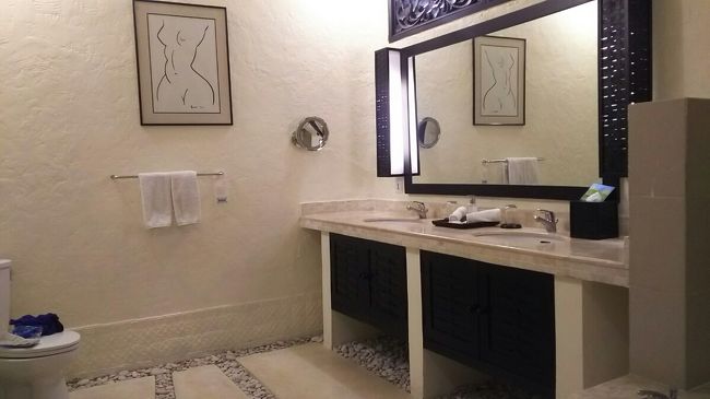 屋外はすでに暗かったのでバスルームをパチリ。<br />ダブルシンクです。