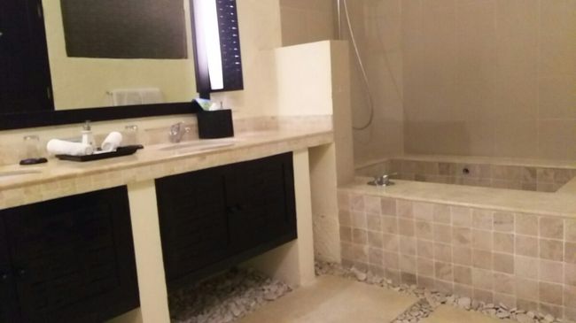 浴槽。<br /><br />とても大きいのでお湯をためるより<br />シャワー専用に使いました。<br /><br />壁が一部オープンになっていますが、<br />網がはってあり、虫は入ってきません。<br /><br />シャワーを浴び、翌日からの冒険に胸を踊らせつつ<br />この日は早めに就寝。<br /><br />おやすみなさーい。