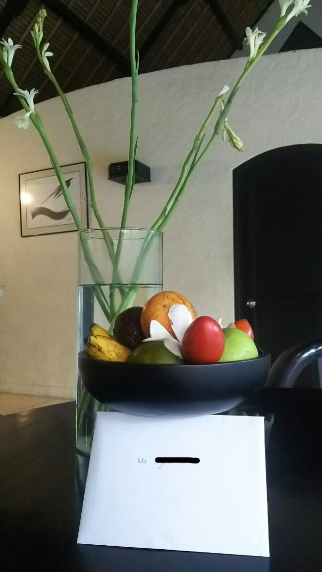 机の上にメッセージカードを発見。<br /><br />カードにはウエルカムバックのメッセージが。<br />嬉しさを感じつつ、リターニングゲストの特典は<br />特にありませんでした。笑