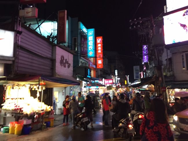 22時、士林夜市にやってきました。<br />前に訪れた時は行きそびれてしまった夜市。<br />お目当ての食べ物あるかな。。<br />