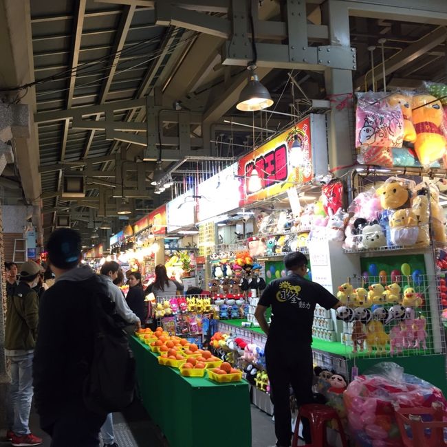 景品がもらえるゲームコーナー。カラフル～