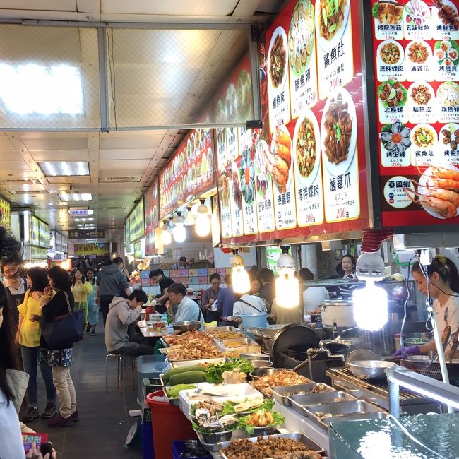 食欲をそそる店ばっかり。メニューが多くて迷っちゃう！