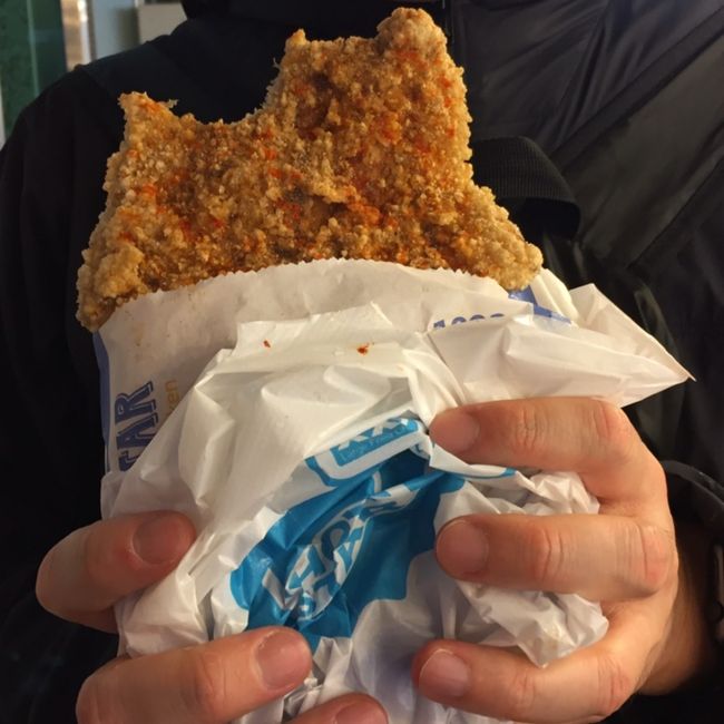 あったあった！夜市のメイン（笑）。顔くらいの大きさがある唐揚げ？お肉がプリプリしていてスパイシーで美味しかった！