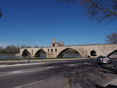 　市街地を通り抜けローヌ川のほとりへ。途中で終わっている橋がアビニョン橋です。
