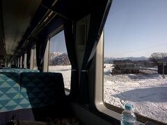 車窓には雪景色。