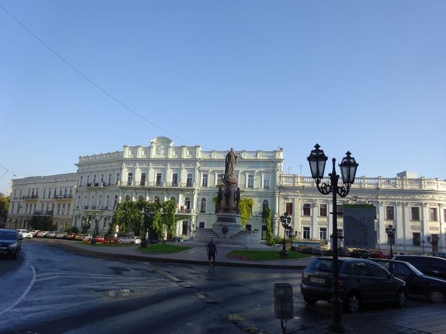 再び北上すると、エカテリーナ二世像前の広場に来ました。