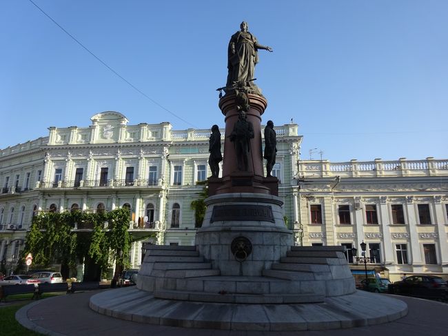 ロシア女帝エカテリーナ二世の銅像がなぜあるかいうと、オデッサが18世紀後半に、この女帝により興されたことによるようです。意外にも歴史の浅い都市だったようです。<br />（ｴｶﾃﾘｰﾅ2世像8:30 ⇒ 8:50愛の橋）