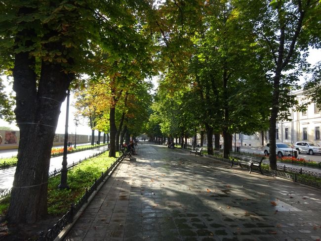 再びプリモールスキー並木道を今度は逆側の終点まで歩いてみます。