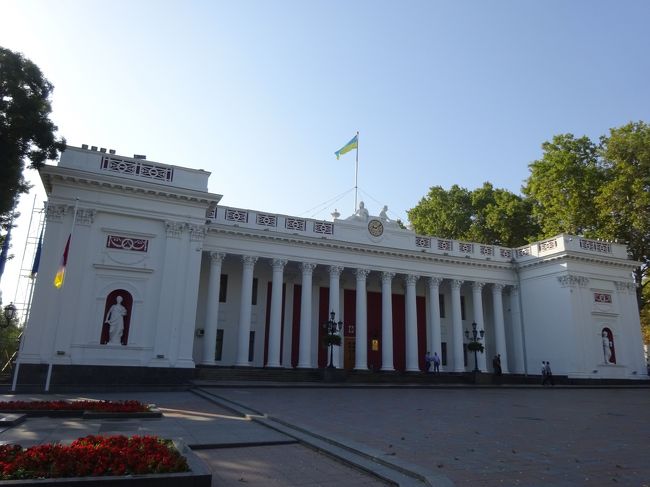 終点は白亜の立派な建物の広場になっていました。市役所のようです。<br />続いてはオデッサ一番の名所、ポチョムキンの階段に向かいます。