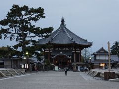 夕暮れ時、遠くからでも朱色の柱が鮮やかなのが分かります。


