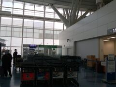 2018年3月29日（木）羽田空港国際線ターミナル3階出発ロビー「アメリカン航空」チェックインカウンター14時25分集合

少し早く空港に到着しました。人も少なく直ぐにチェックインできました。

直ぐに３F「WI-HO！」カウンターでwi-fiルーターを受け取りました。
Aカウンターの前（写真ですと右側です）